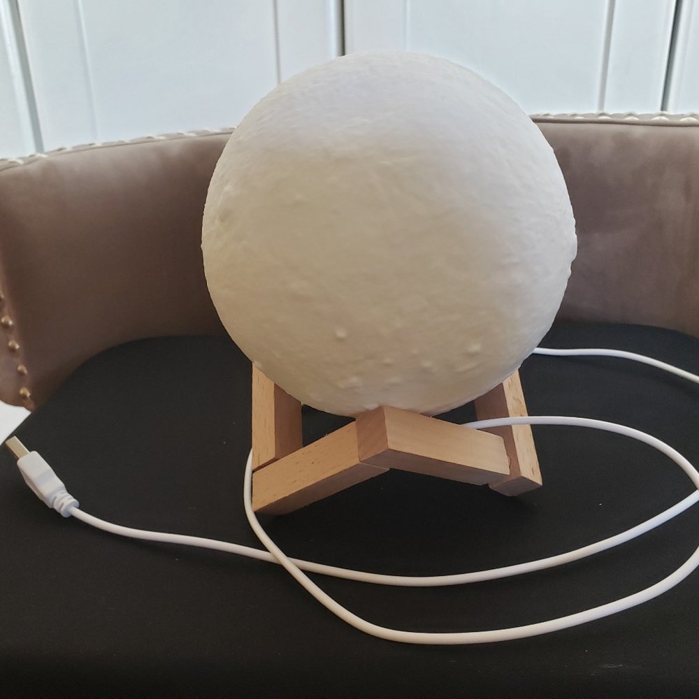 Essential Oil Diffuser   Gently Used.